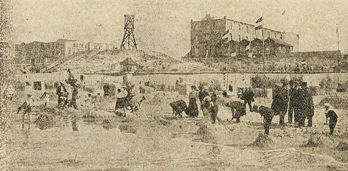 Strand mit Dünenbake und Hotel Monopol