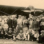 Gruppenbild am Flugplatz