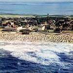 Fliegeraufnahme vom Strand und Dorf