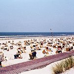Blick auf die Strandmauer und den Hauptstrand
