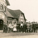 Gruppenfoto auf dem Bahnhofsvorplatz