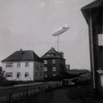 Zeppelin &uuml;ber dem Dorf